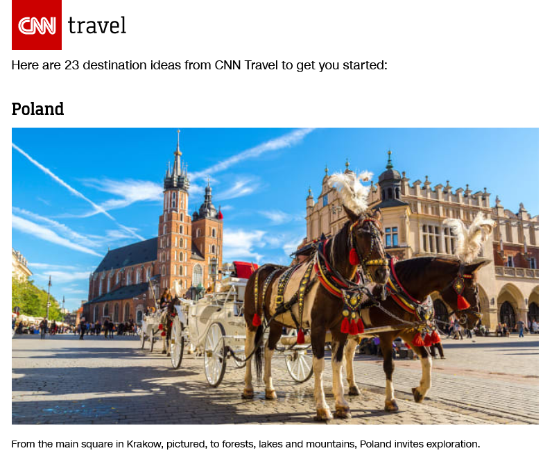 La plaza mayor en Cracovia, en primer plan los coches de caballo, al fondo la Iglesia de Santa María